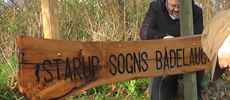 Navneskiltet sættes op som forårsarbejde 2015